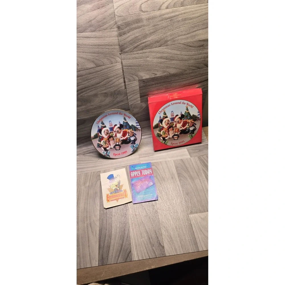 Disney Epcot 1995 Christmas Around The World Mickey Plate 8.25